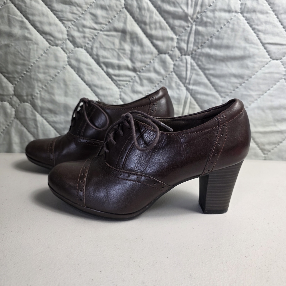 Clark’s Artisan Collection Women’s Block Heal Oxford Leather Shoes
Size 7.5M - Picture 2 of 12